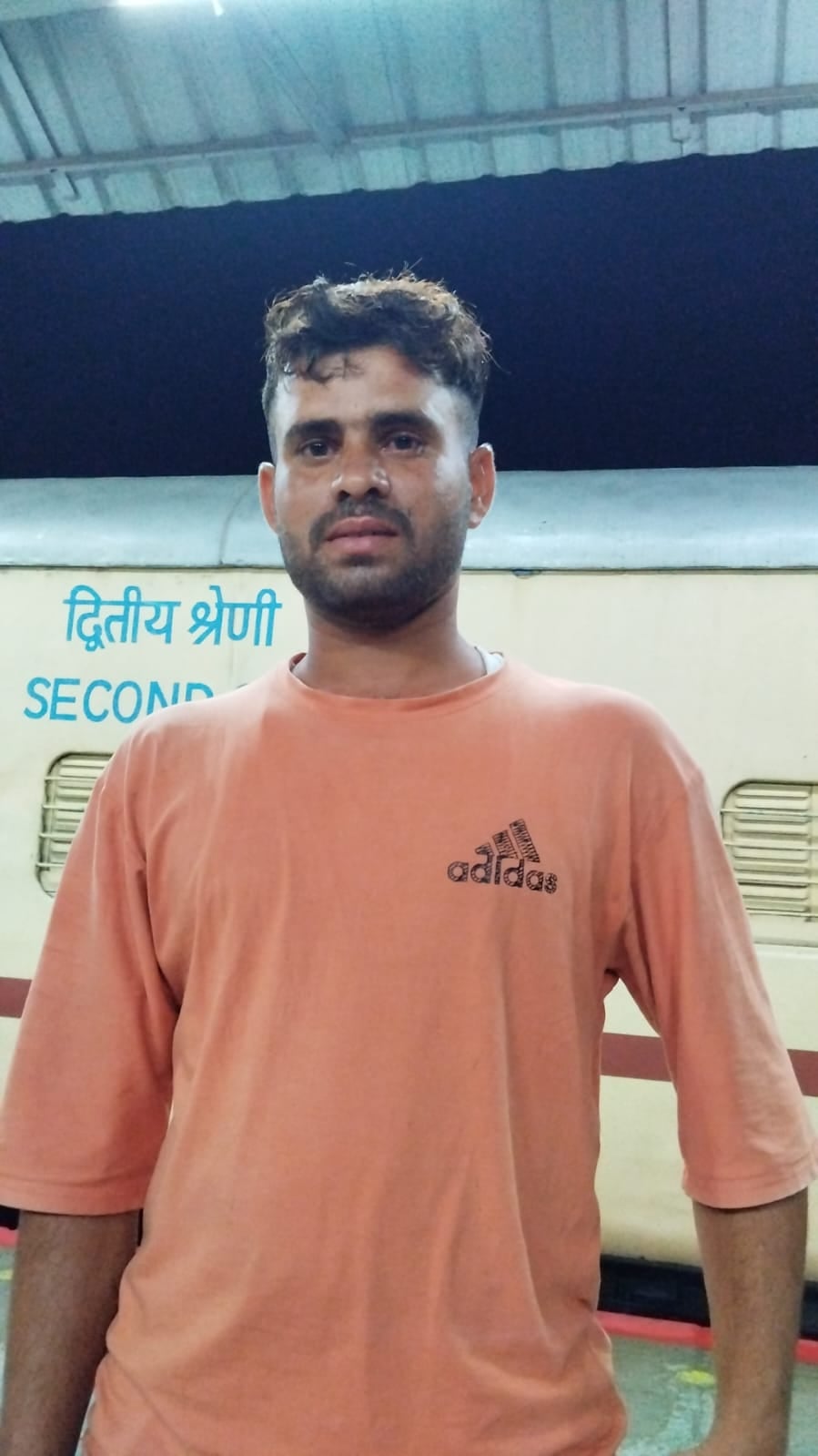 पीलीभीत रेलवे स्टेशन पर प्लेटफार्म पर मौजूद यात्री।संवाद पीलीभीत रेलवे स्टेशन पर प्लेटफार्म पर मौजूद यात्री।संवाद