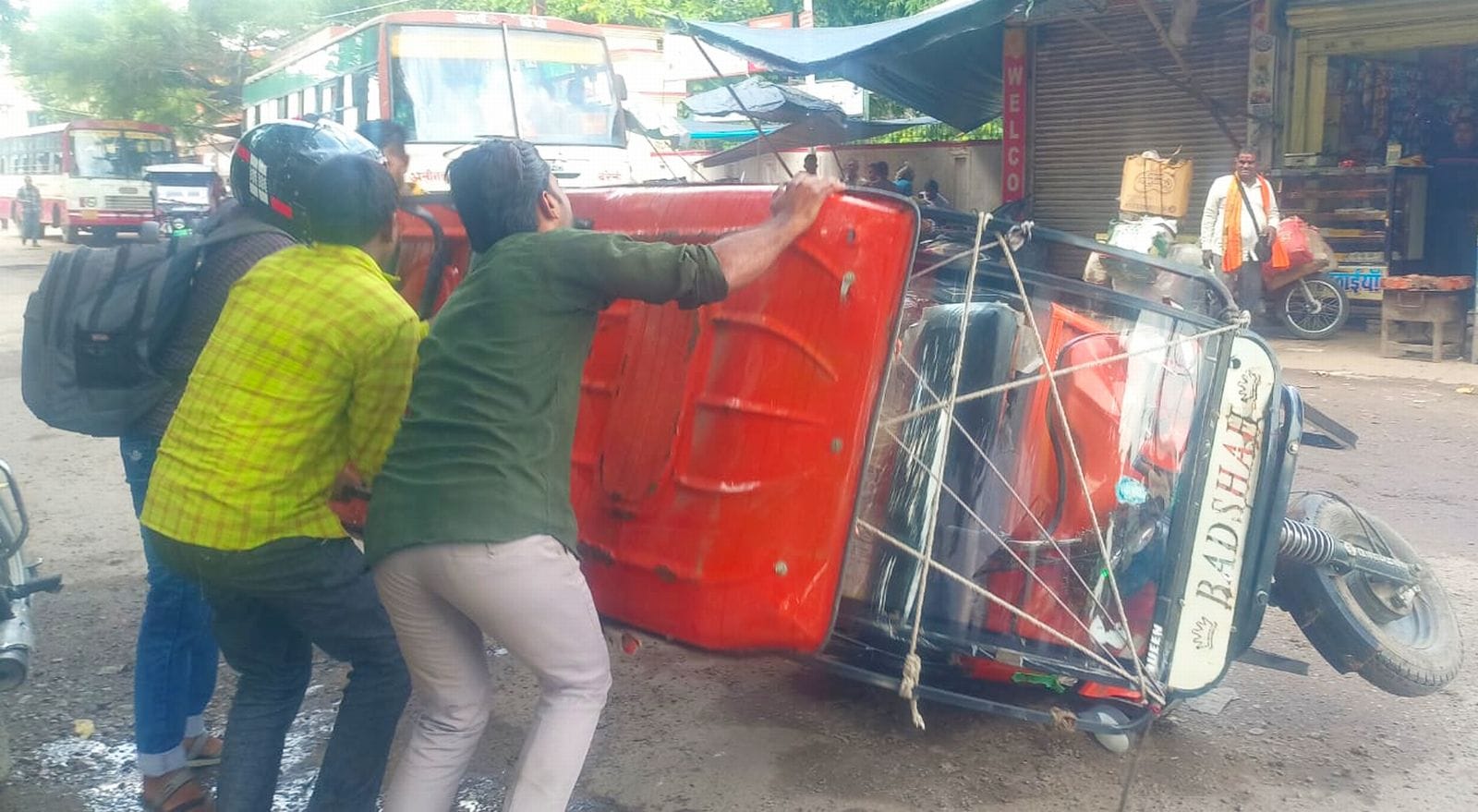 परशुराम चौक से भामाशाह चौक को जाने वाले रोड पर हुए गड्ढे। संवाद परशुराम चौक से भामाशाह चौक को जाने वाले रोड पर हुए गड्ढे। संवाद