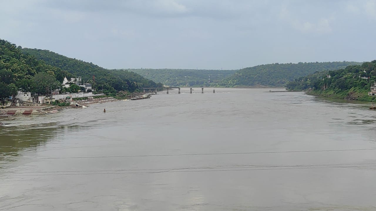 रविवार को एक लाख से अधिक भक्तों ने ज्योतिर्लिंग ओम्कारेश्वर में किये दर्शन 