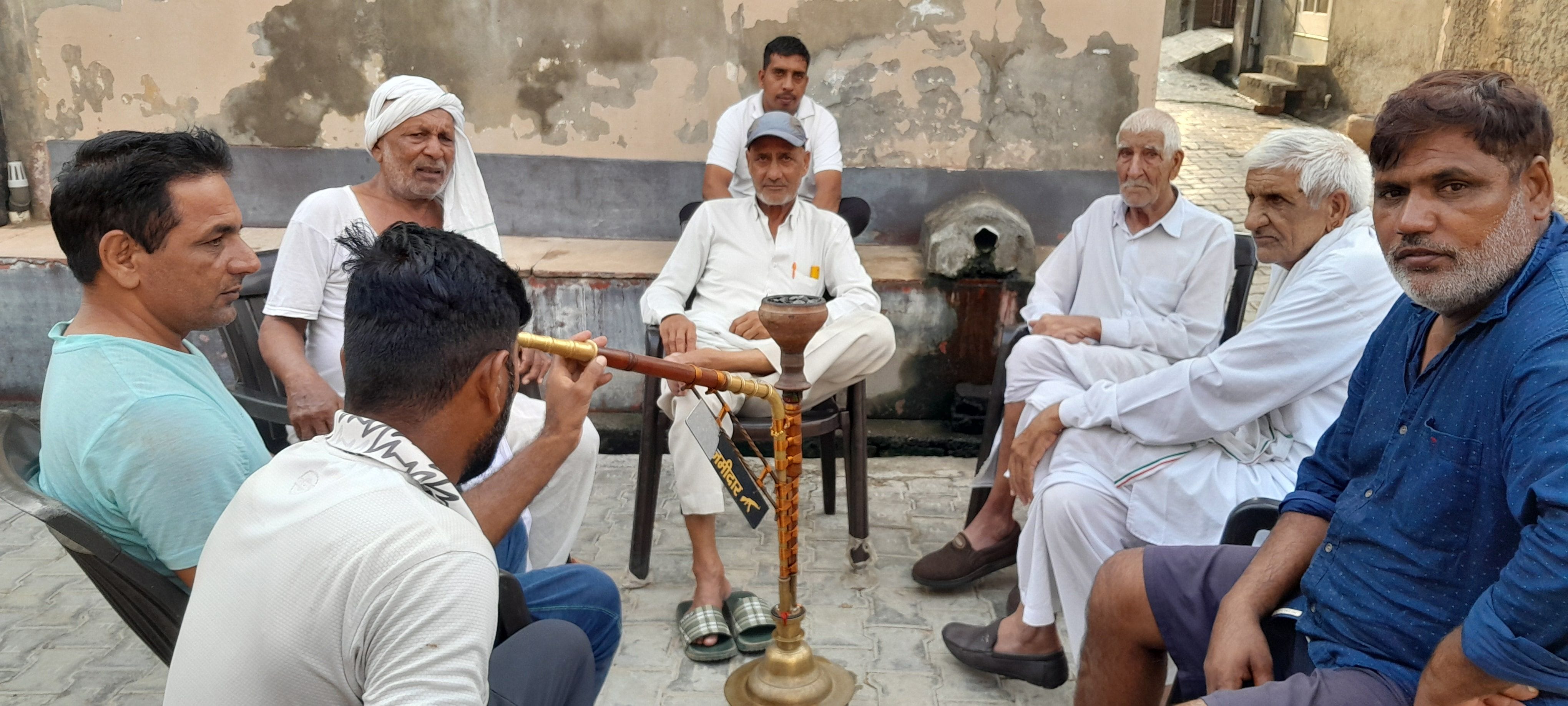 15जेएनडी08 : गांव जलालपुर कलां में हुक्के की गड़गड़ाहट पर बातचीत करते बुजुर्ग व युवा। संवाद 15जेएनडी08 : गांव जलालपुर कलां में हुक्के की गड़गड़ाहट पर बातचीत करते बुजुर्ग व युवा। संवाद