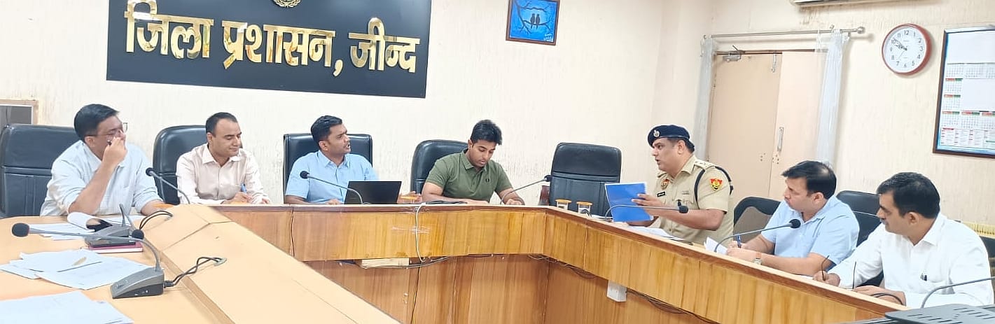 15जेएनडी09: लघु सचिवालय सभागार में जिला अधिकारियों की बैठक लेते हुए भारत निर्वाचन आयोग द्वारा 