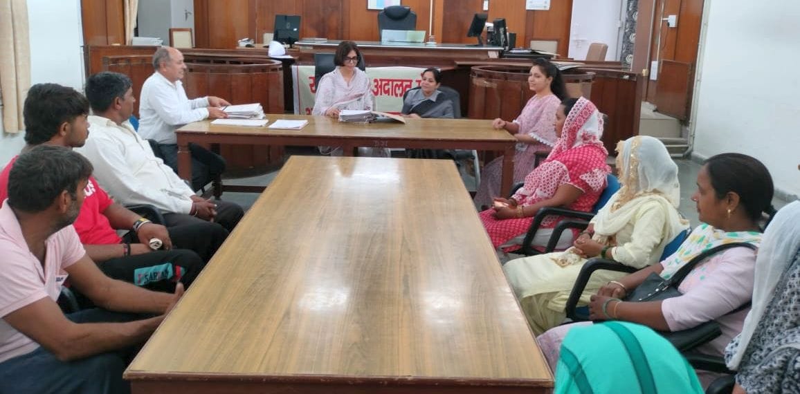 15जेएनडी10-राष्ट्रीय लोक अदालत में केस की सुनवाई करते हुए जज। स्रोत प्रशासन 15जेएनडी10-राष्ट्रीय लोक अदालत में केस की सुनवाई करते हुए जज। स्रोत प्रशासन