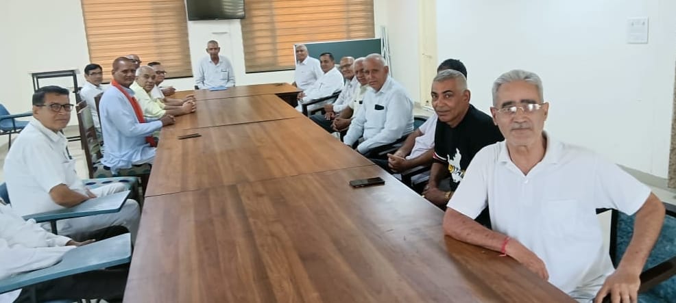 15जेएनडी19: मांगों को लेकर विचार विर्मश करते हुए हरियाणा पुलिस कर्मचारी एसोसिएशन के सदस्य। स्रो 15जेएनडी19: मांगों को लेकर विचार विर्मश करते हुए हरियाणा पुलिस कर्मचारी एसोसिएशन के सदस्य। स्रो