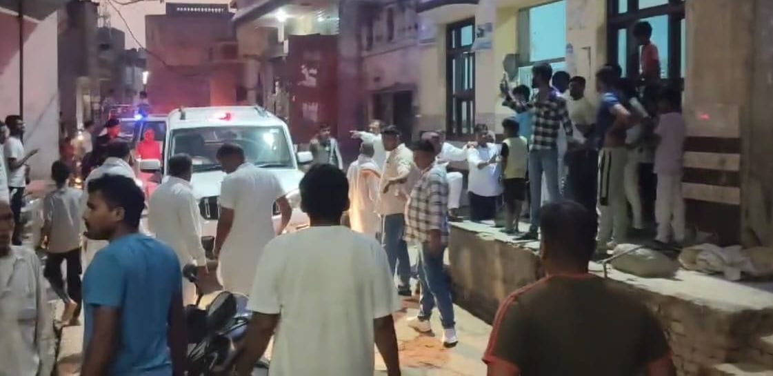 15जेएनडी29 : छात्तर गांव में पूर्व उपमुख्यमंत्री दुष्यंत चौटाला की गाड़ी को देखकर नारेबाजी करते 15जेएनडी29 : छात्तर गांव में पूर्व उपमुख्यमंत्री दुष्यंत चौटाला की गाड़ी को देखकर नारेबाजी करते