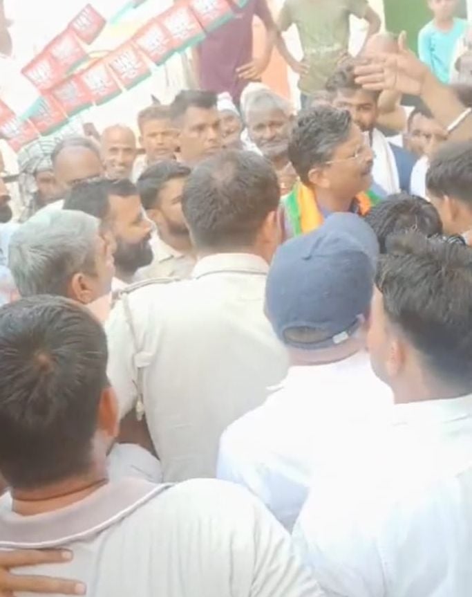 15जेएनडी29 : छात्तर गांव में पूर्व उपमुख्यमंत्री दुष्यंत चौटाला की गाड़ी को देखकर नारेबाजी करते 15जेएनडी29 : छात्तर गांव में पूर्व उपमुख्यमंत्री दुष्यंत चौटाला की गाड़ी को देखकर नारेबाजी करते