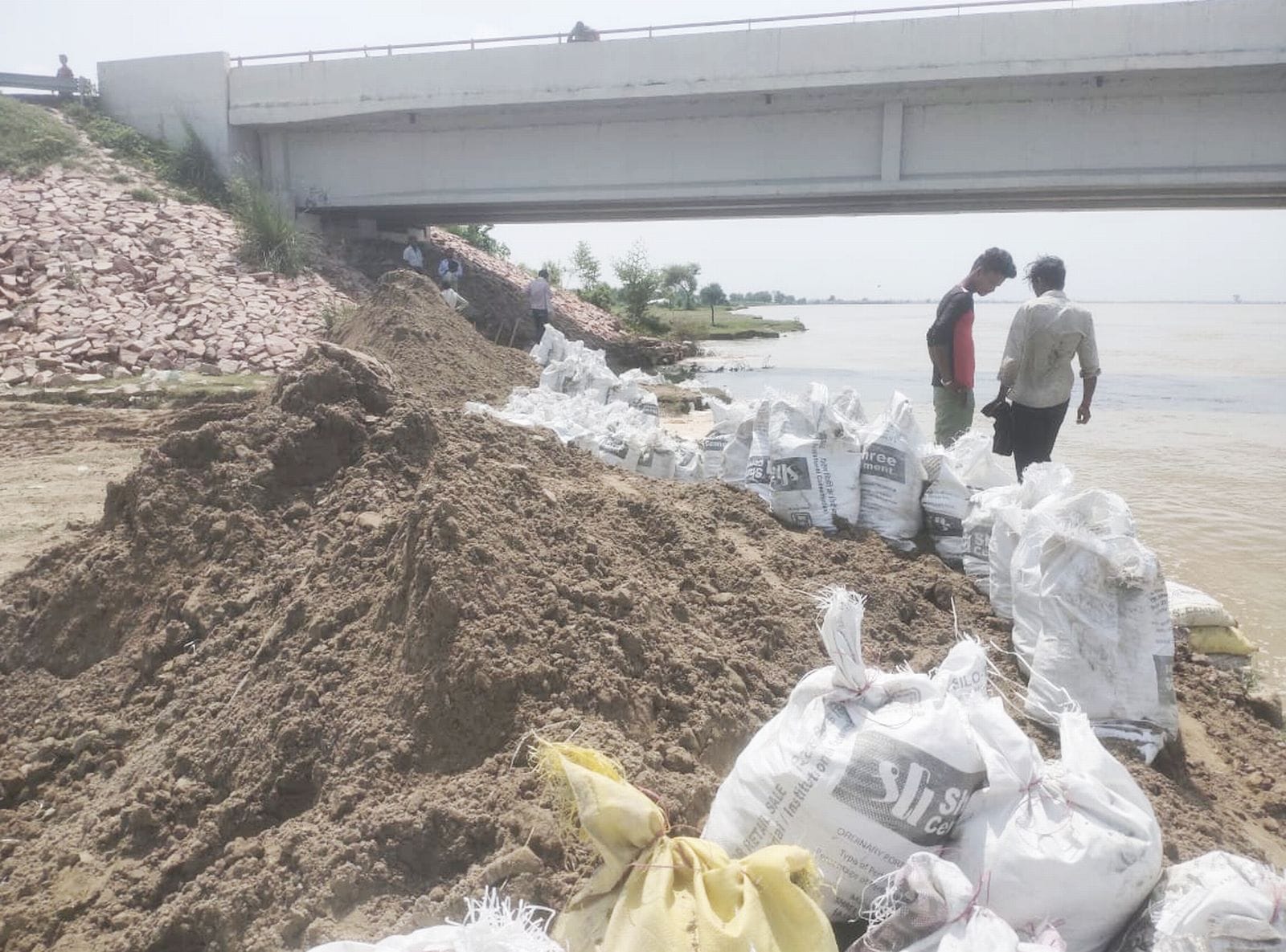 बाढ़ के पाना से होकर निकलते नगरिया खनू के लोग। संवाद बाढ़ के पाना से होकर निकलते नगरिया खनू के लोग। संवाद