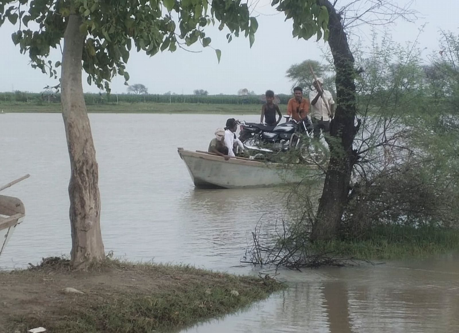 बाढ़ के पाना से होकर निकलते नगरिया खनू के लोग। संवाद बाढ़ के पाना से होकर निकलते नगरिया खनू के लोग। संवाद
