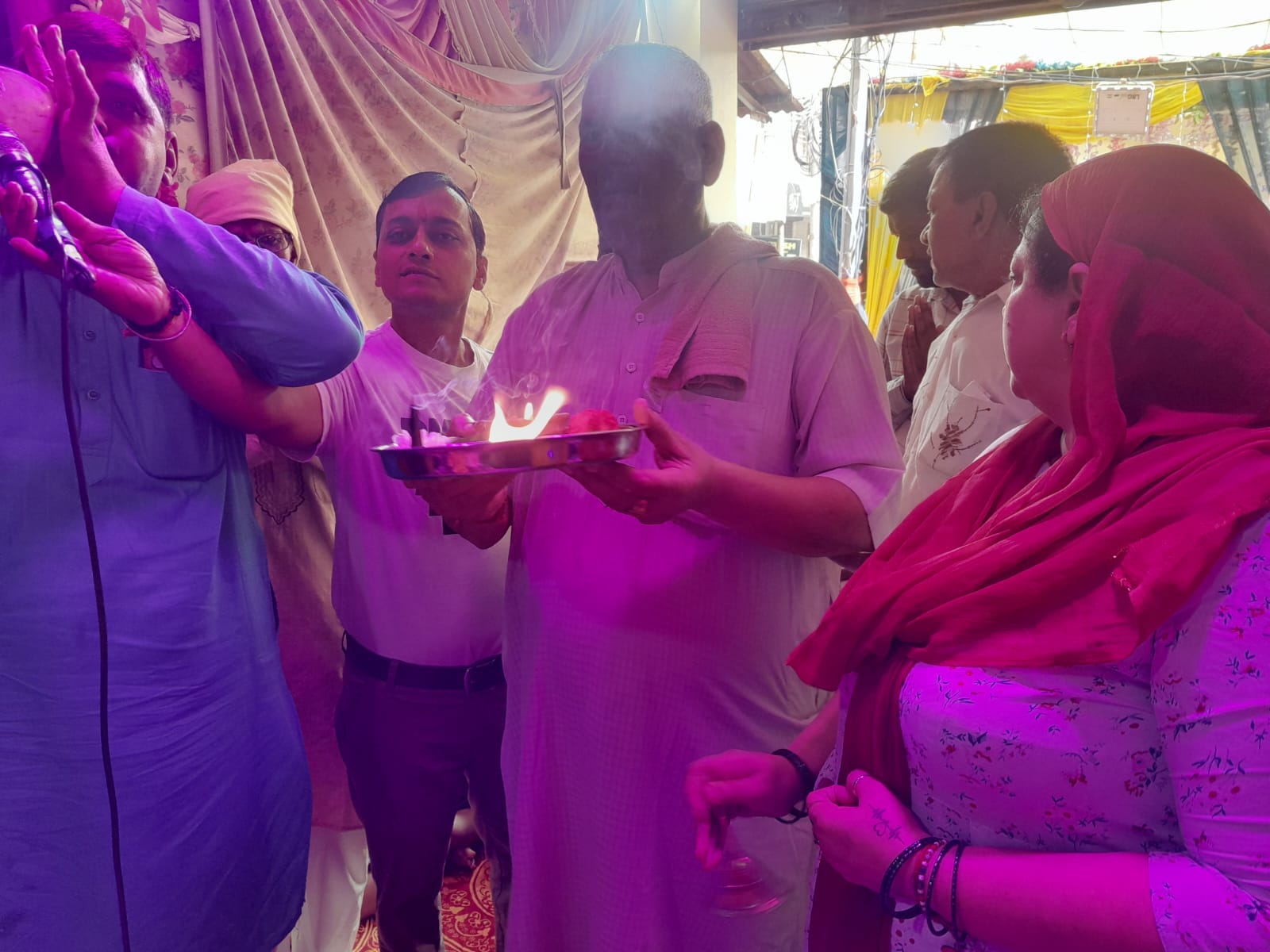 छावनी के लाल कुर्ती बाजार स्थित श्री सनातन धर्म शिव मन्दिर में बप्पा की पूजा करते श्रद्धालु छावनी के लाल कुर्ती बाजार स्थित श्री सनातन धर्म शिव मन्दिर में बप्पा की पूजा करते श्रद्धालु