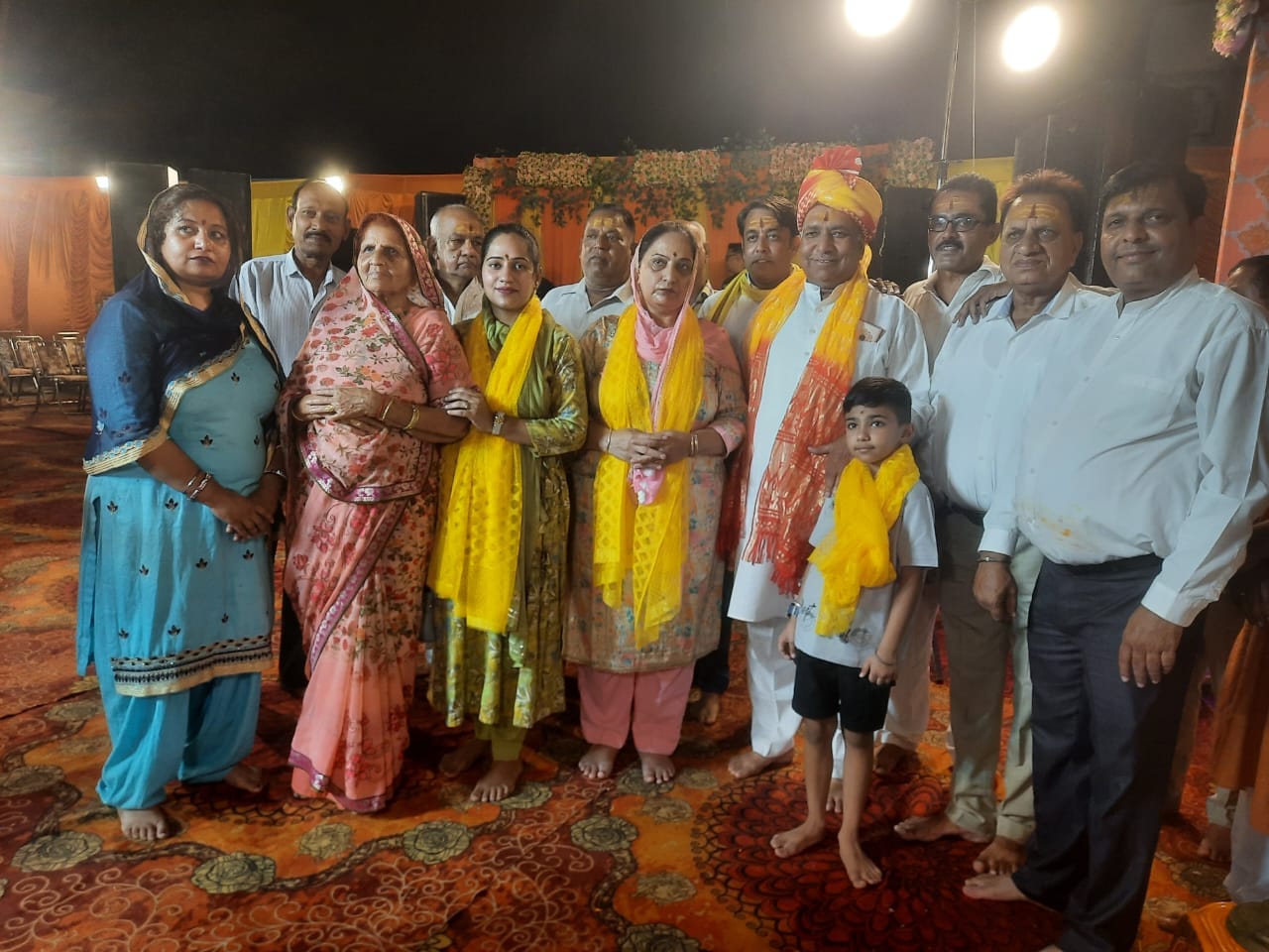 छावनी के लाल कुर्ती बाजार स्थित श्री सनातन धर्म शिव मन्दिर में बप्पा की पूजा करते श्रद्धालु छावनी के लाल कुर्ती बाजार स्थित श्री सनातन धर्म शिव मन्दिर में बप्पा की पूजा करते श्रद्धालु