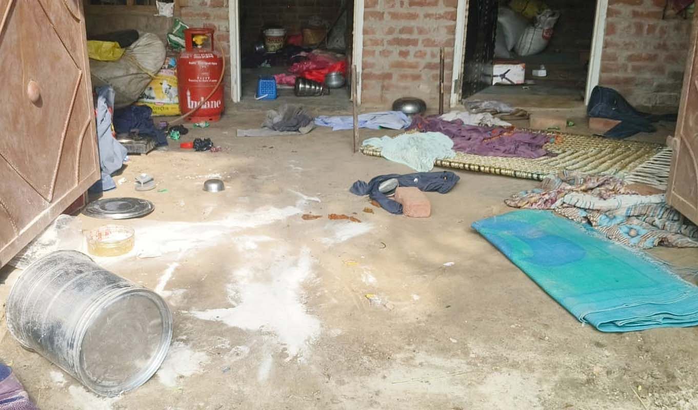 राकेश की मां हरैया गांव की विद्यादेवी घायल बताई जा रही हैं। वार्ता