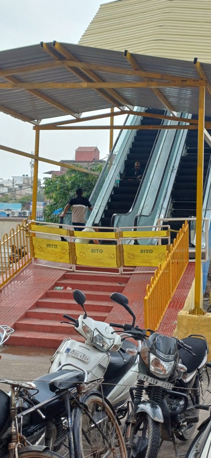नागरिक अस्पताल के सामने हाइवे के कट को बंद करते कर्मचारी। संवाद नागरिक अस्पताल के सामने हाइवे के कट को बंद करते कर्मचारी। संवाद