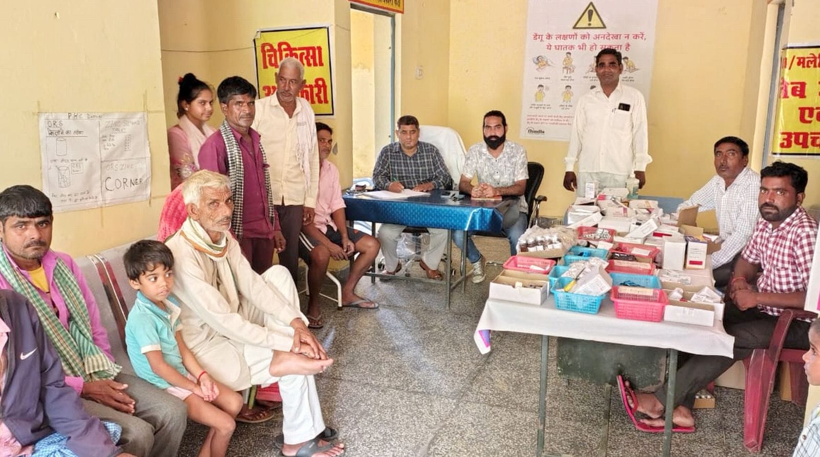 नौली हरनाथपुर के नवीन प्राथमिक स्वास्थ्य केंद्र डॉक्टर के इंतजार में खड़े मरीज। संवाद नौली हरनाथपुर के नवीन प्राथमिक स्वास्थ्य केंद्र डॉक्टर के इंतजार में खड़े मरीज। संवाद