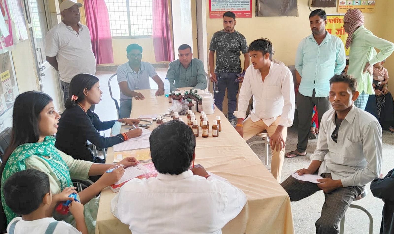 नौली हरनाथपुर के नवीन प्राथमिक स्वास्थ्य केंद्र डॉक्टर के इंतजार में खड़े मरीज। संवाद नौली हरनाथपुर के नवीन प्राथमिक स्वास्थ्य केंद्र डॉक्टर के इंतजार में खड़े मरीज। संवाद