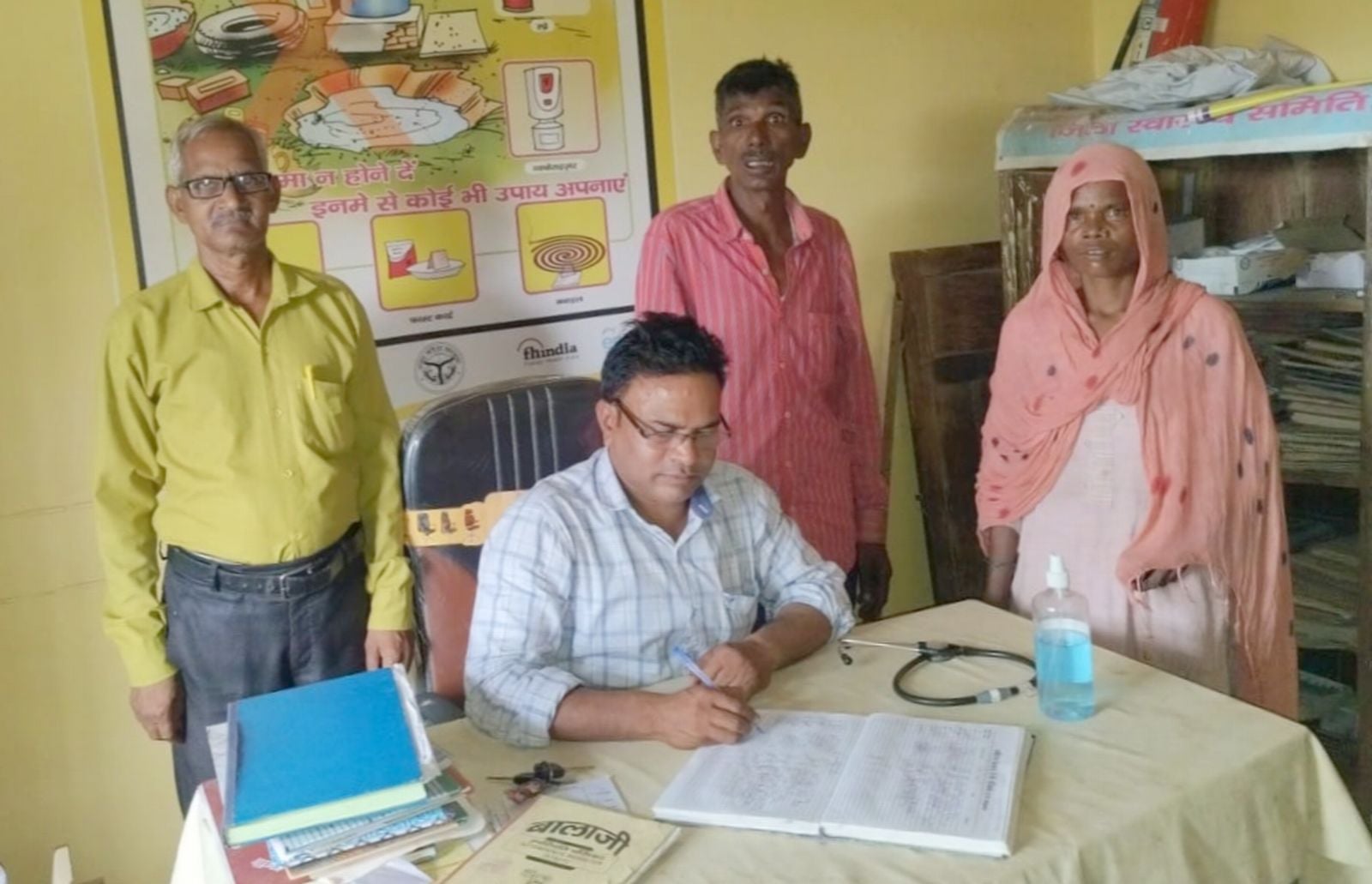 नौली हरनाथपुर के नवीन प्राथमिक स्वास्थ्य केंद्र डॉक्टर के इंतजार में खड़े मरीज। संवाद नौली हरनाथपुर के नवीन प्राथमिक स्वास्थ्य केंद्र डॉक्टर के इंतजार में खड़े मरीज। संवाद