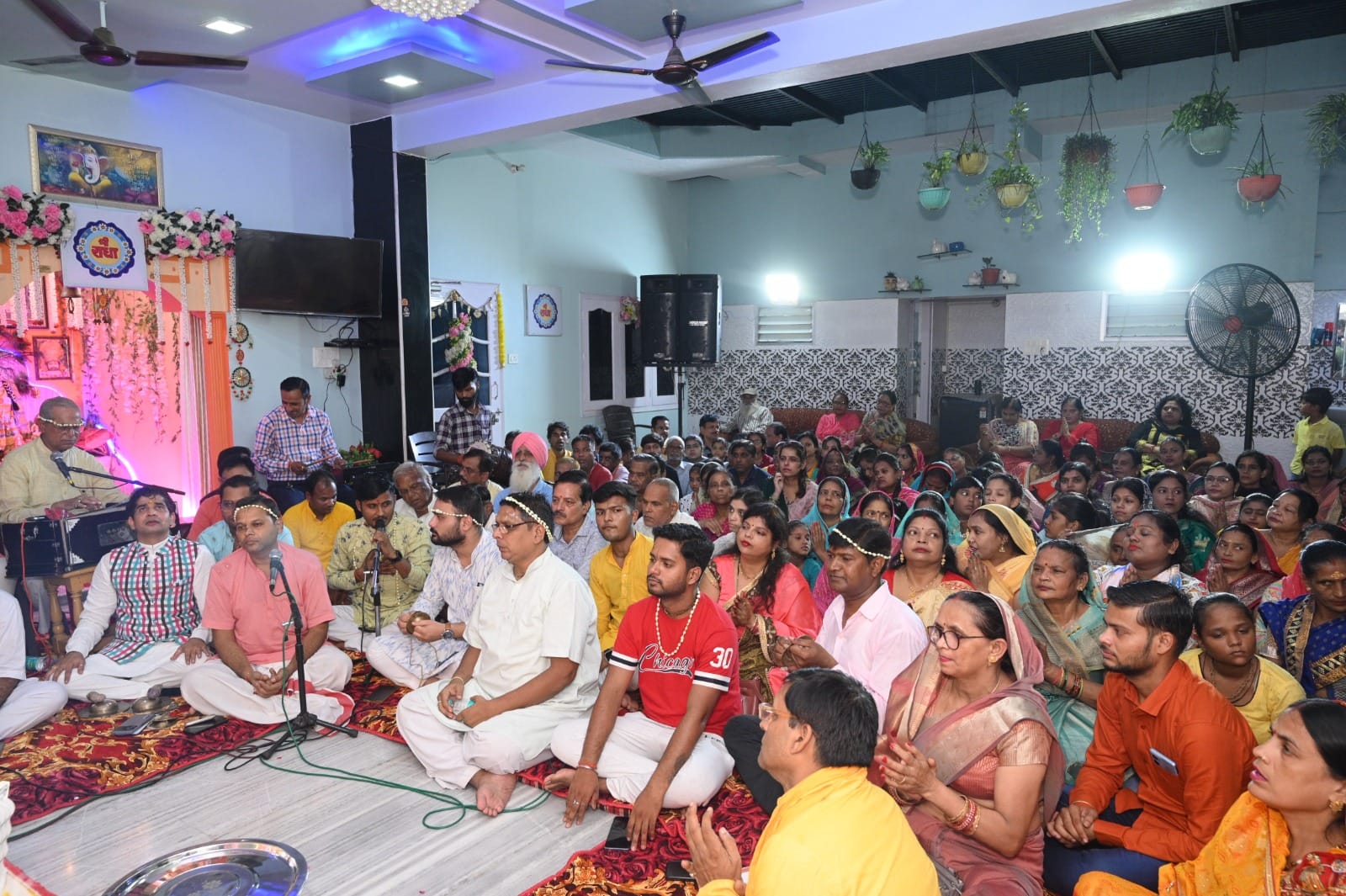 पीलीभीत में श्री राधा माधव संकीर्तन मंडल के कार्यक्रम में अभिषेक करते श्रद्धालु।स्रोत:आयोजक