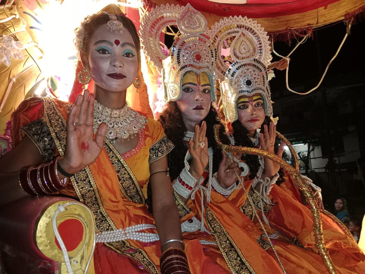 शोभायात्रा में शामिल श्रद्धालु। संवाद शोभायात्रा में शामिल श्रद्धालु। संवाद
