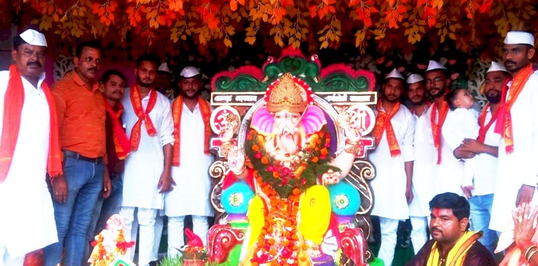 तिलहर में गणेश विसर्जन शोभायात्रा निकालते श्रद्धालु। स्रोत: आयोजक