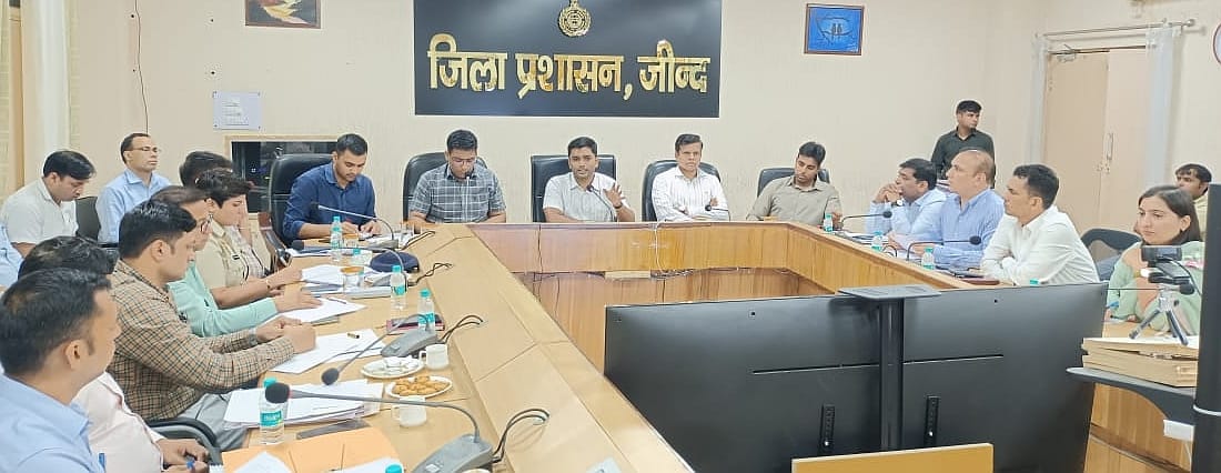 16जेएनडी04: बैठक में दिशा-निर्देश देते हुए अधिकारी। स्रोत प्रशासन 16जेएनडी04: बैठक में दिशा-निर्देश देते हुए अधिकारी। स्रोत प्रशासन