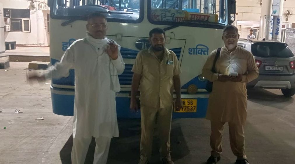 16जेएनडी16-सोमवार सुबह रवाना होती मथुरा के लिए बस। स्रोत रोडवेज