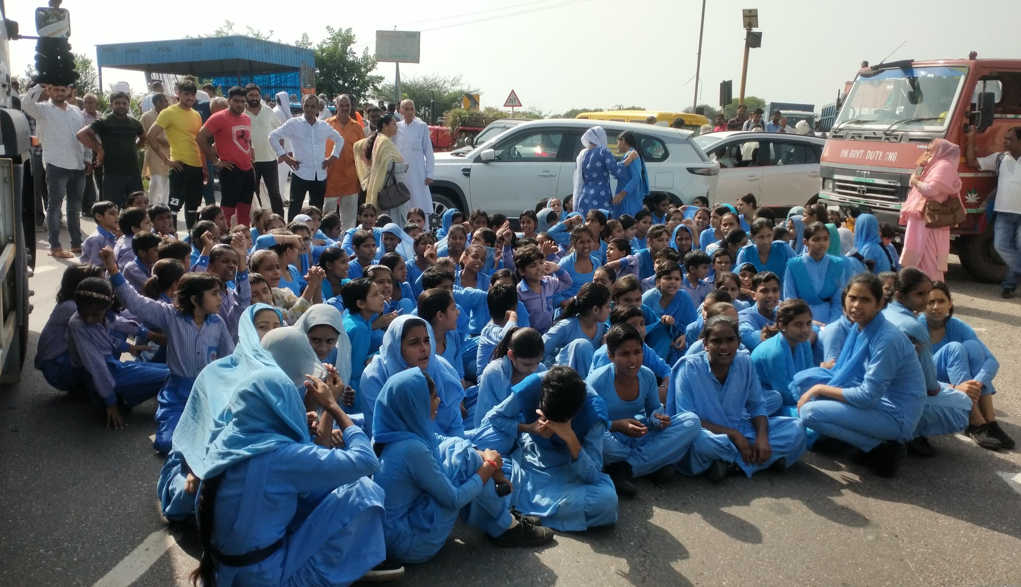 16jjrp05- झज्जर। सिलानी गांव के सरकारी स्कूल में तोड़फोड़ के बाद बिखरा पड़ा सामान। फोटो-संवाद 16jjrp05- झज्जर। सिलानी गांव के सरकारी स्कूल में तोड़फोड़ के बाद बिखरा पड़ा सामान। फोटो-संवाद
