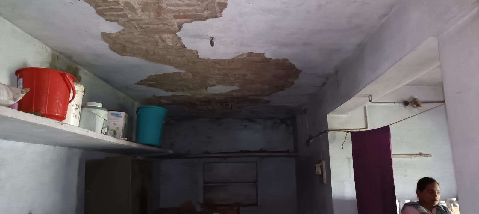 आयुर्वेदिक अस्पताल जियोरहा कल्यानपुर में मरीज देखती चिकित्सक।संवाद