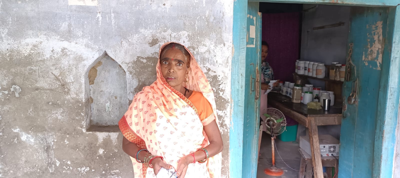 आयुर्वेदिक अस्पताल जियोरहा कल्यानपुर में मरीज देखती चिकित्सक।संवाद