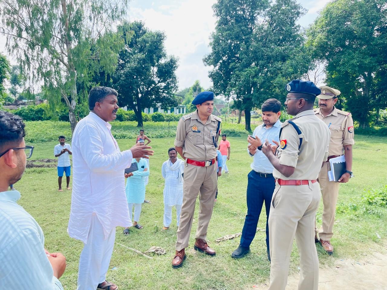 बंडा में हादसे के बाद मची अफरा-तफरी। जागरूक पाठक बंडा में हादसे के बाद मची अफरा-तफरी। जागरूक पाठक