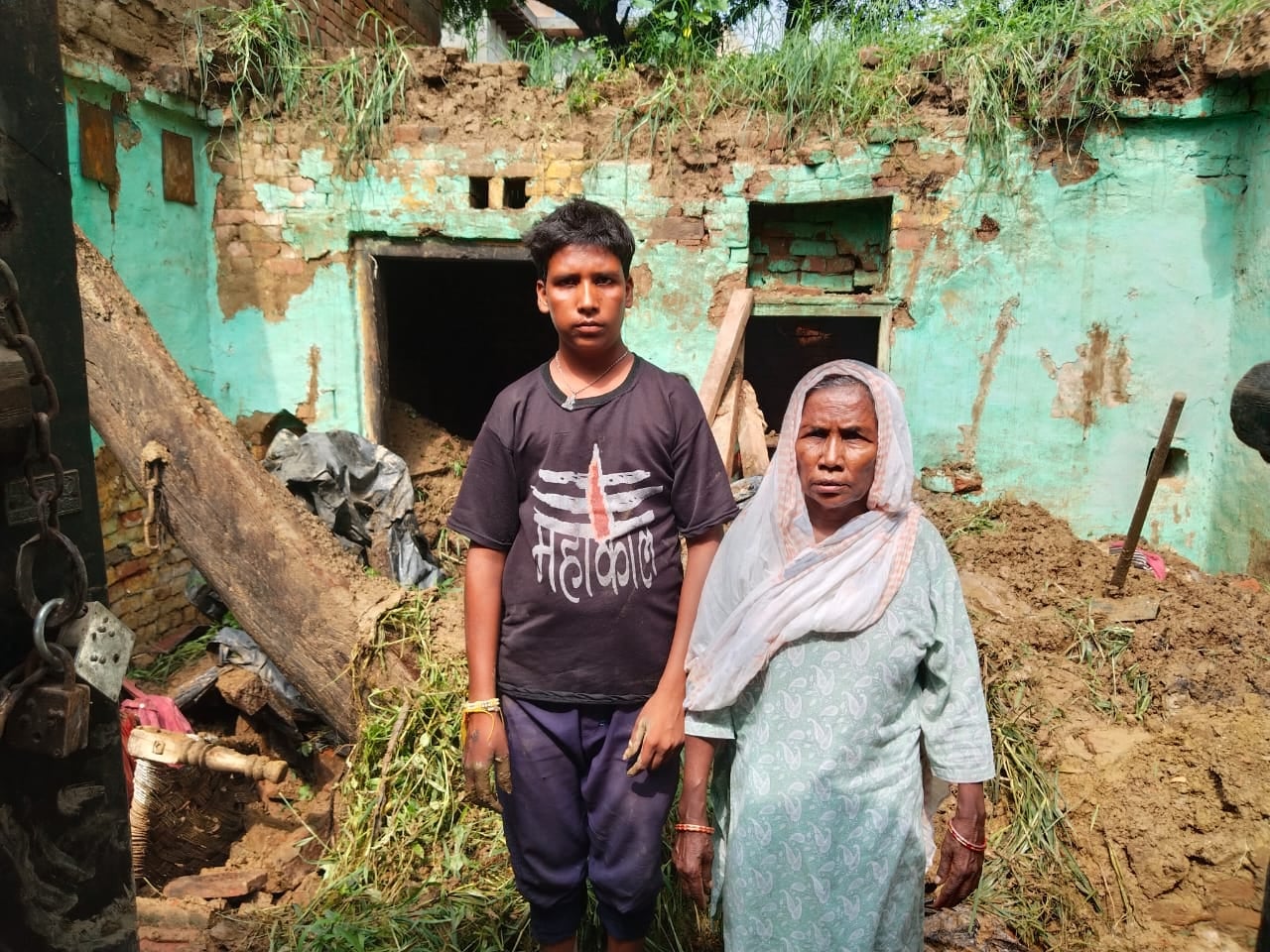 बिडौली सादात में गिरे मकान के बारे में जानकारी देता परिजन। संवाद