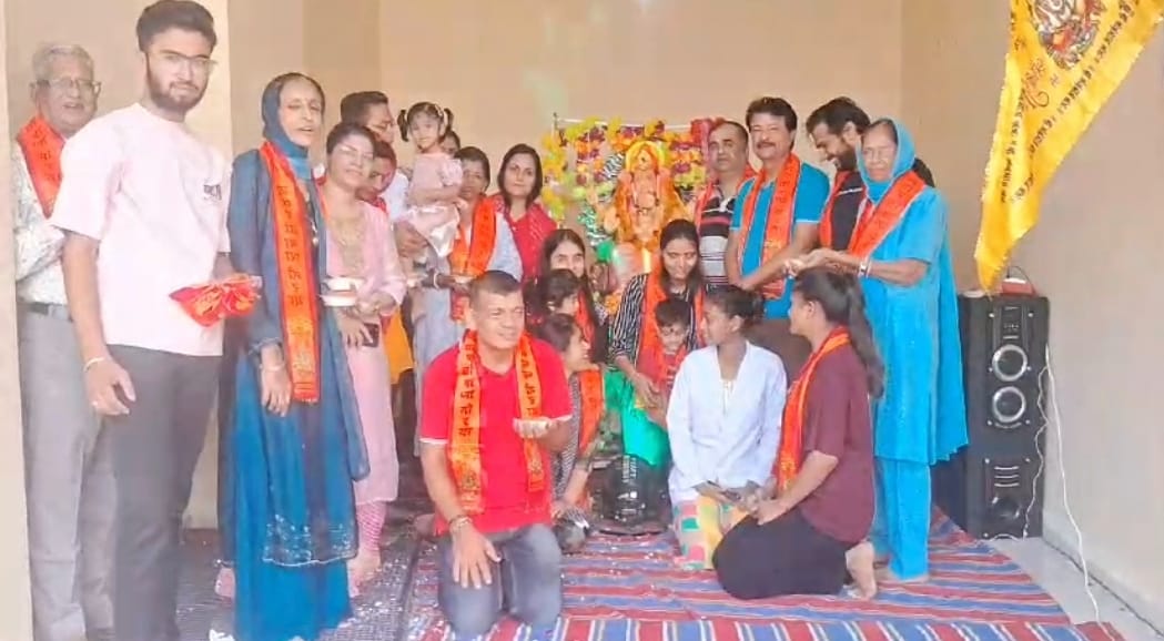 भगवान गणेश को लगाया छप्पन भोग भगवान गणेश को लगाया छप्पन भोग