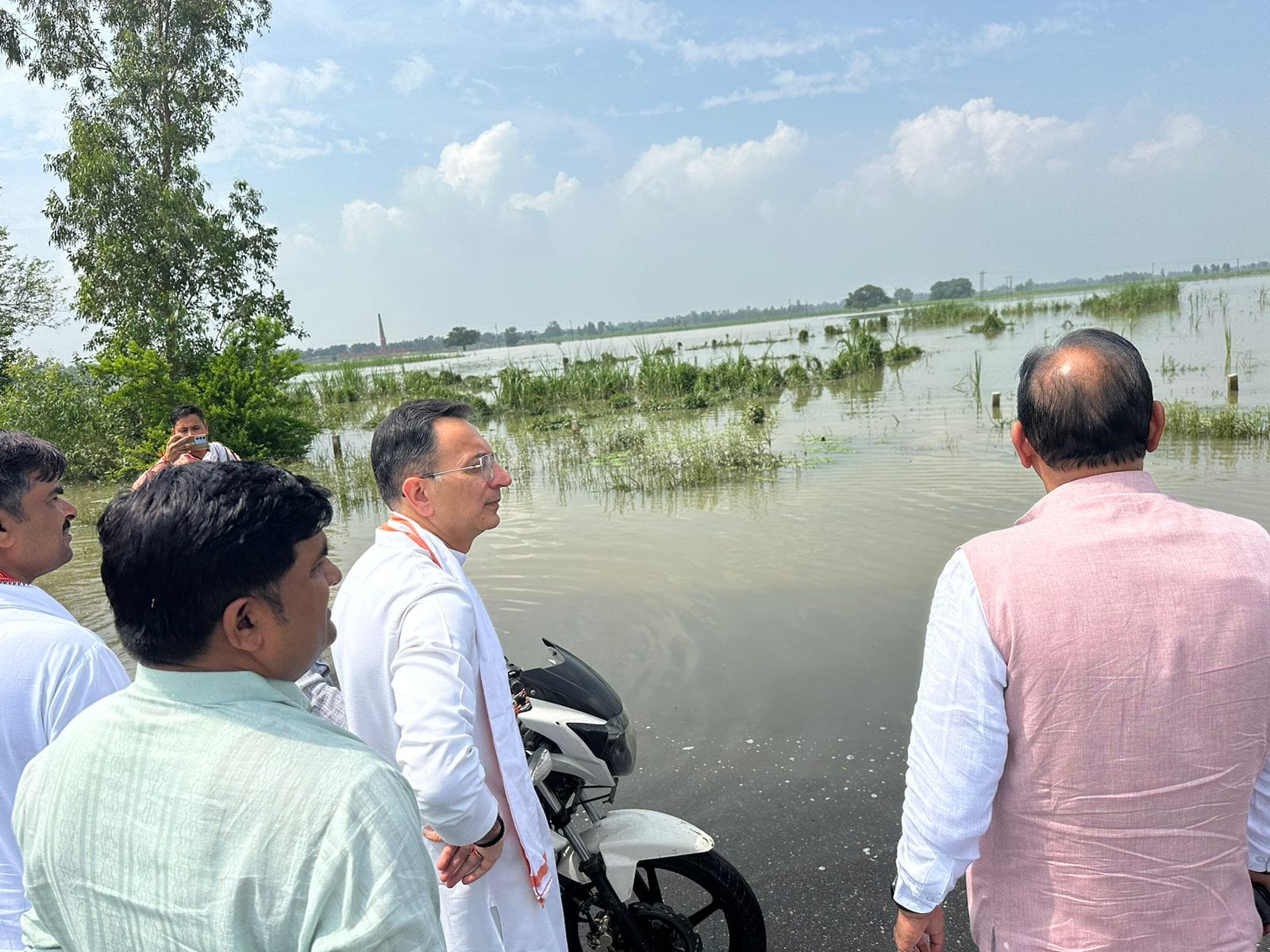 बीसलपुर बरेली मार्ग पर भरा बाढ़ का पानी।संवाद बीसलपुर बरेली मार्ग पर भरा बाढ़ का पानी।संवाद