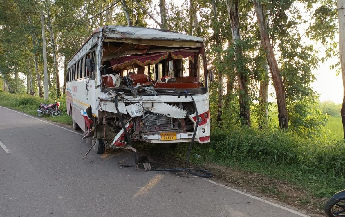 फोटो :33: सोनीपत के खरखौदा स्थित अस्पताल से घायलों को रोहतक लेकर जाती एम्बुलेंस व स्वास्थ्य विभ फोटो :33: सोनीपत के खरखौदा स्थित अस्पताल से घायलों को रोहतक लेकर जाती एम्बुलेंस व स्वास्थ्य विभ