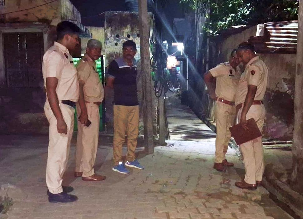 फोटो 50. सोनीपत के गांव बरोणा में युवक की हत्या के बाद जांच करने पहुंची पुलिस। संवाद फोटो 50. सोनीपत के गांव बरोणा में युवक की हत्या के बाद जांच करने पहुंची पुलिस। संवाद
