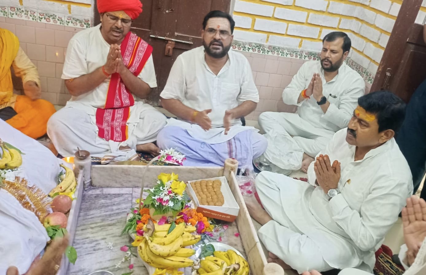 गोला में प्रधानमंत्री का जन्मदिन मनाते अपना दल के कार्यकर्ता। संवाद गोला में प्रधानमंत्री का जन्मदिन मनाते अपना दल के कार्यकर्ता। संवाद