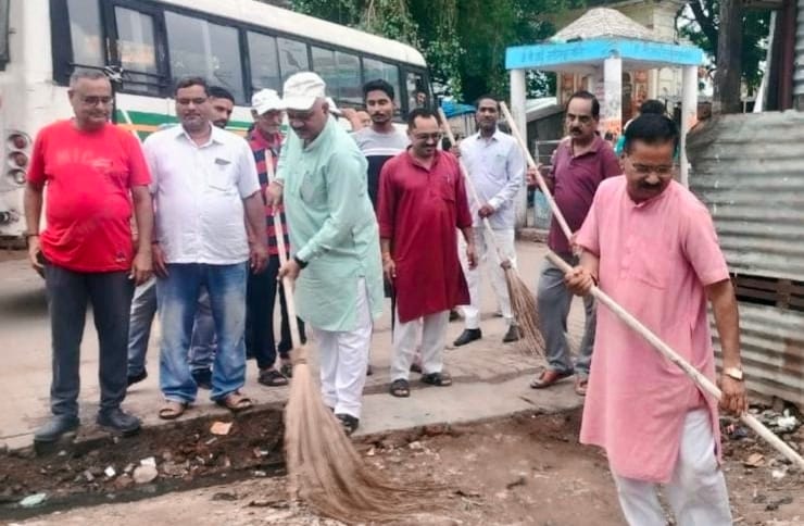 गोला में प्रधानमंत्री का जन्मदिन मनाते अपना दल के कार्यकर्ता। संवाद गोला में प्रधानमंत्री का जन्मदिन मनाते अपना दल के कार्यकर्ता। संवाद
