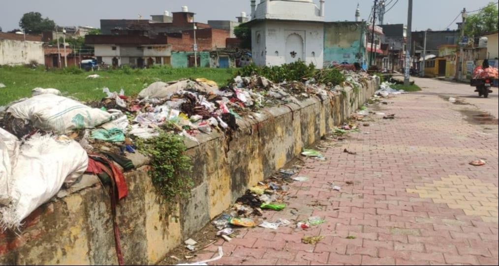 हसनपुर लुहारी में बस स्टैंड पर दूषित पानी से होकर गुजरती शव यात्रा । संवाद