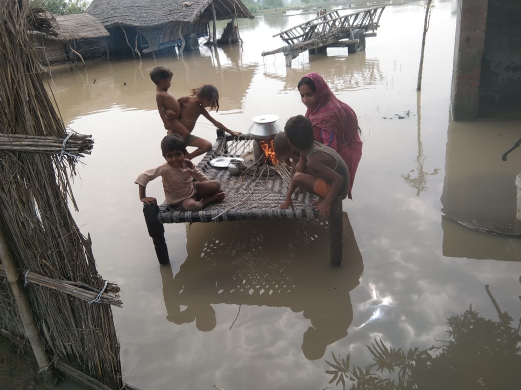 निघासन के पतिया गांव के घरों में भरा पानी संवाद निघासन के पतिया गांव के घरों में भरा पानी संवाद