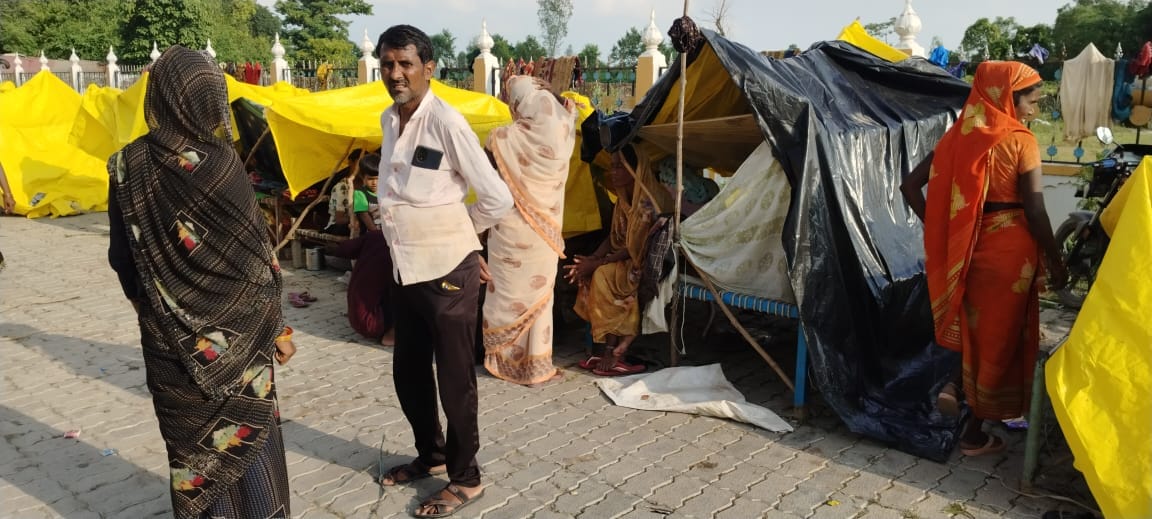 निघासन के पतिया गांव के घरों में भरा पानी संवाद निघासन के पतिया गांव के घरों में भरा पानी संवाद