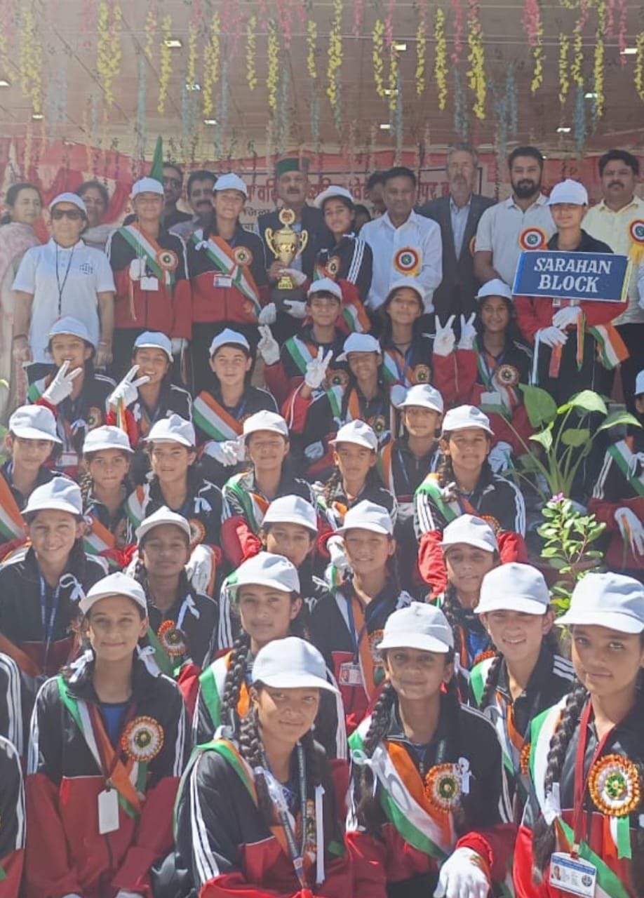 पदम छात्र स्कूल रामपुर में आयोजित अंडर 14 छात्रा वर्ग खेलकूद प्रतियोगिता के शुभारंभ अवसर पर सां