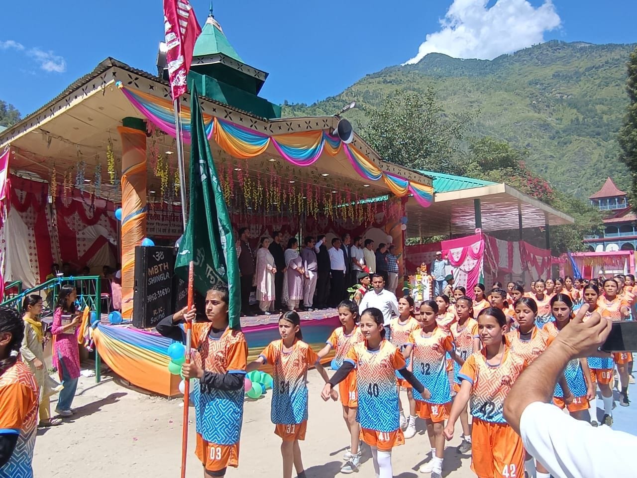 पदम छात्र स्कूल रामपुर में आयोजित अंडर 14 छात्रा वर्ग खेलकूद प्रतियोगिता के शुभारंभ अवसर पर सां