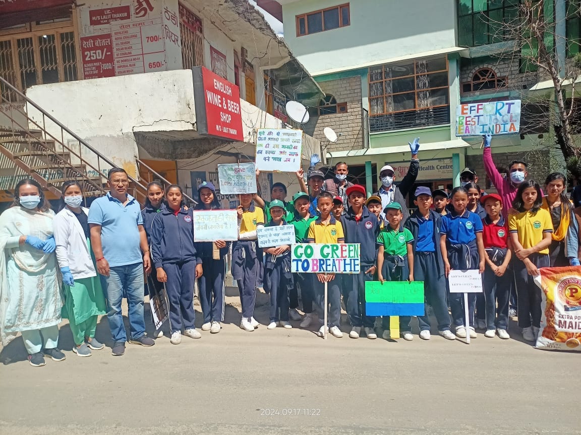 रिकांगपिओ में स्वास्थ्य विभाग के कर्मचारी कूडा कचरा उठाते हुए। रिकांगपिओ में स्वास्थ्य विभाग के कर्मचारी कूडा कचरा उठाते हुए।