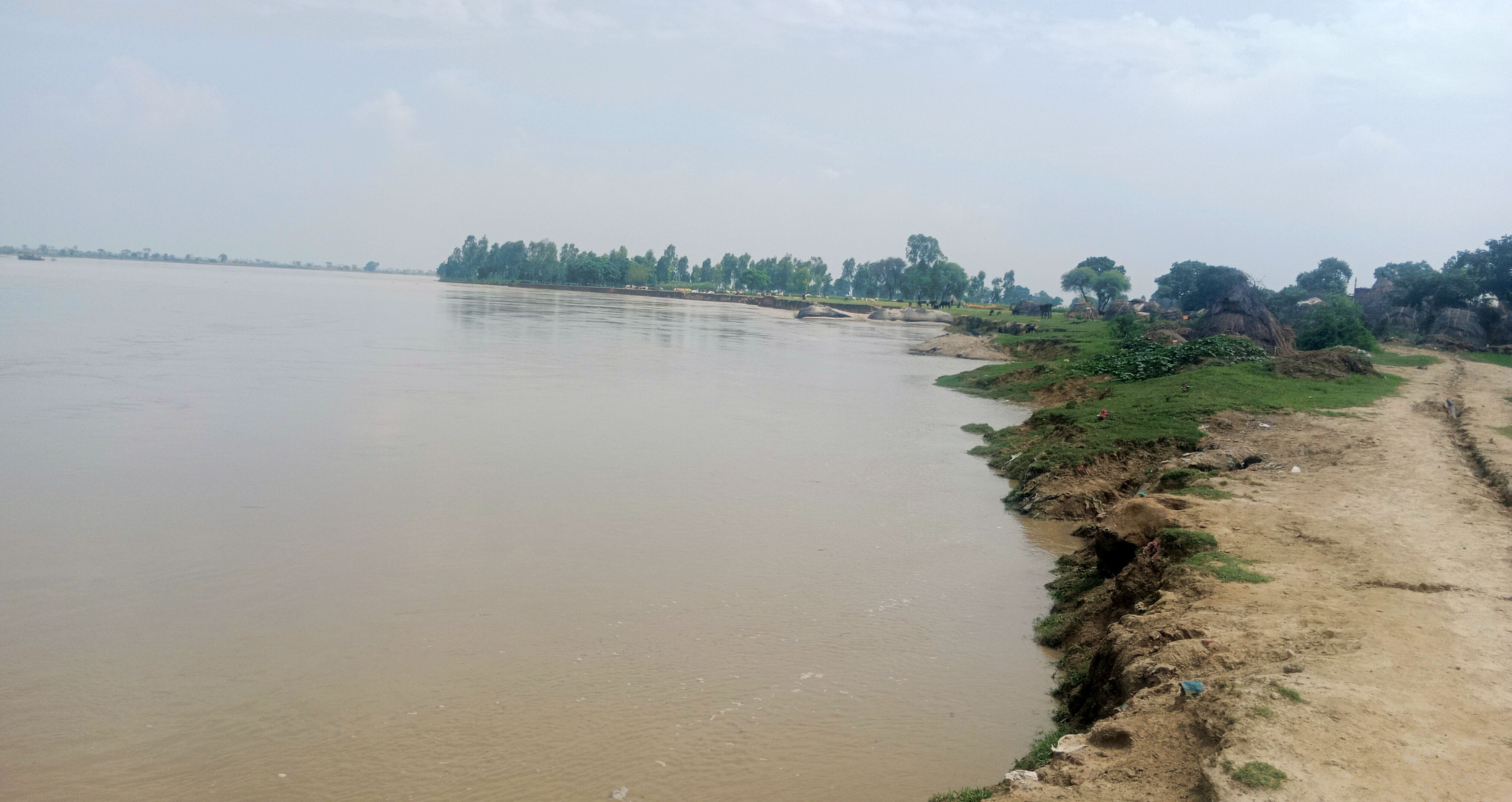 शाहजहांपुर में गर्रा नदी का बढ़ा जलस्तर। संवाद