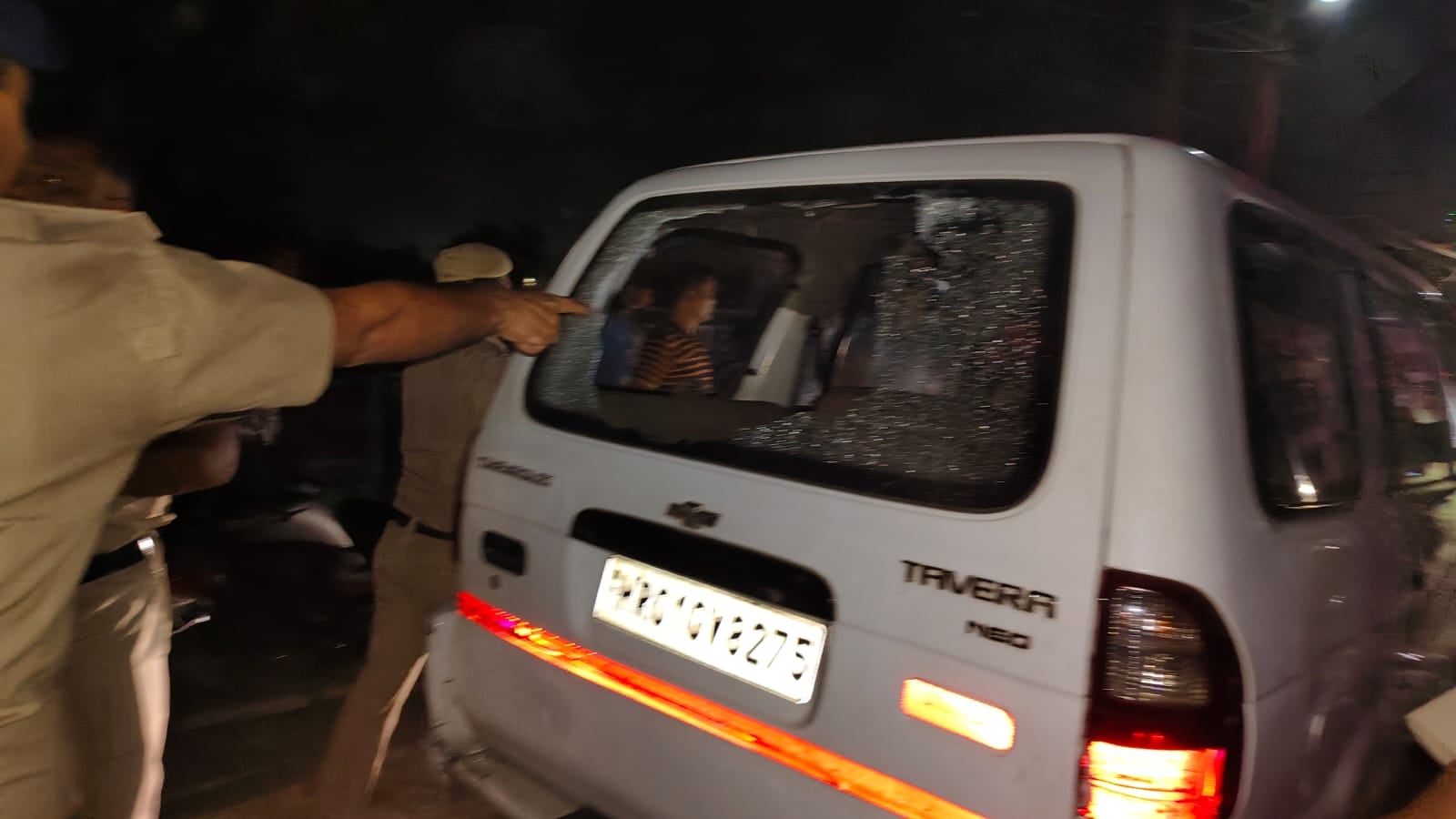 शिवपुरी कॉलोनी में देररात कार्रवाई की मांग को लेकर पुलिस के समक्ष रोष जताते हुए लोग