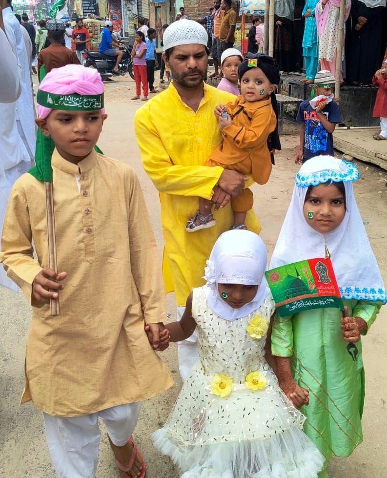 तिलहर में बारावफात के जुलूस में नात पढ़ते हुए चलते लोग। स्रोत : जागरुक पाठक तिलहर में बारावफात के जुलूस में नात पढ़ते हुए चलते लोग। स्रोत : जागरुक पाठक