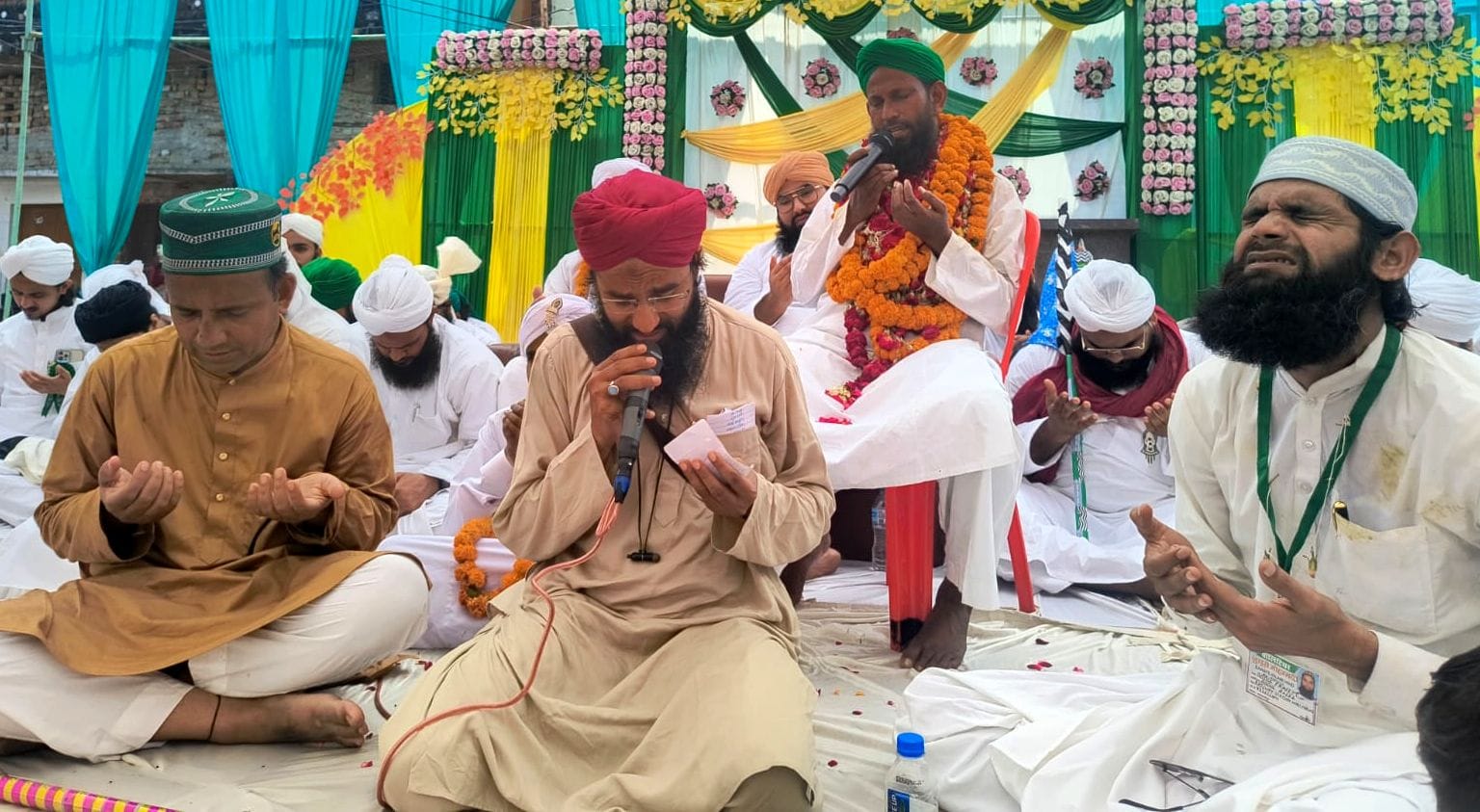 तिलहर में बारावफात के जुलूस में नात पढ़ते हुए चलते लोग। स्रोत : जागरुक पाठक तिलहर में बारावफात के जुलूस में नात पढ़ते हुए चलते लोग। स्रोत : जागरुक पाठक