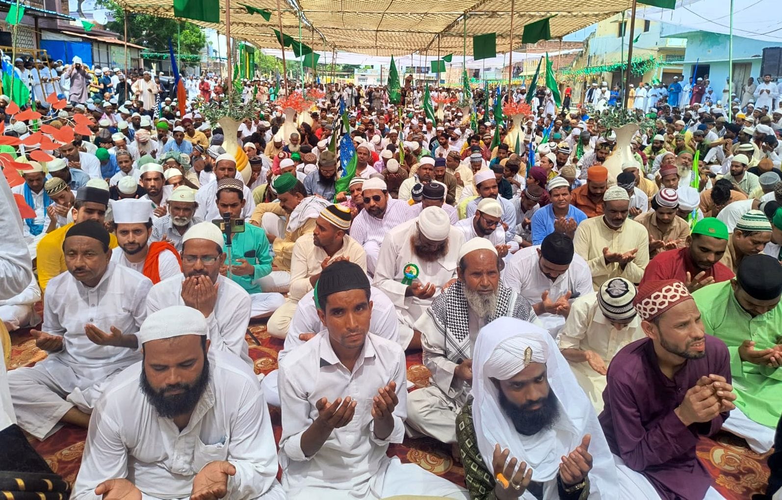 तिलहर में बारावफात के जुलूस में नात पढ़ते हुए चलते लोग। स्रोत : जागरुक पाठक तिलहर में बारावफात के जुलूस में नात पढ़ते हुए चलते लोग। स्रोत : जागरुक पाठक