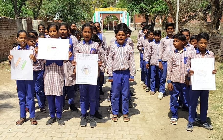 17जेएनडी10: मतदाताओं को जागरूक करने के लिए जागरूकता रैली निकालते बच्चे। संवाद