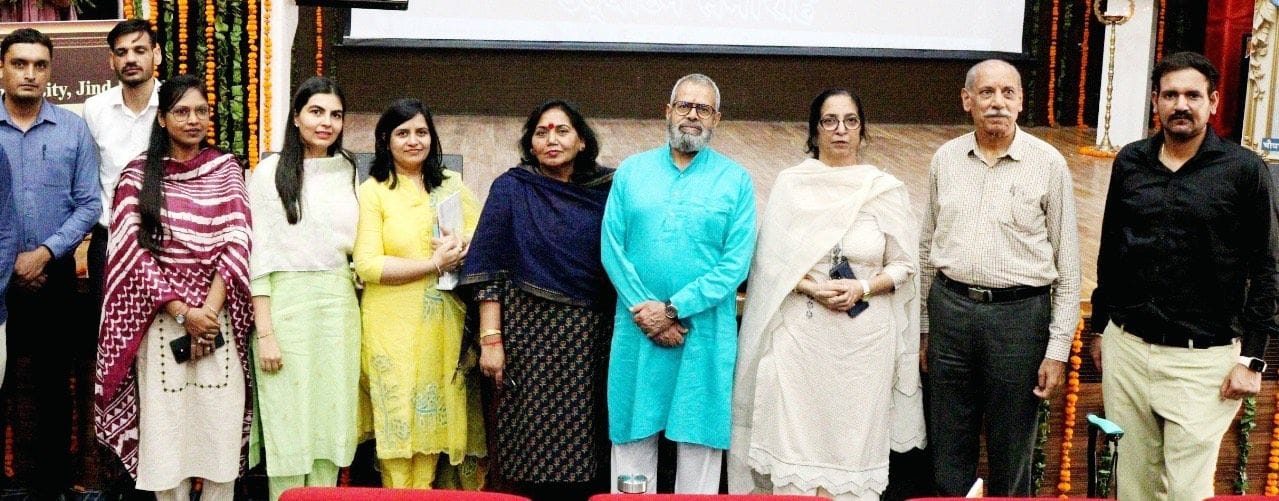 17जेएनडी17-वरिष्ठ साहित्यकार मंजू मानव को इकाई अध्यक्ष की जिम्मेदारी सौंपते हुए। स्रोत संस्था