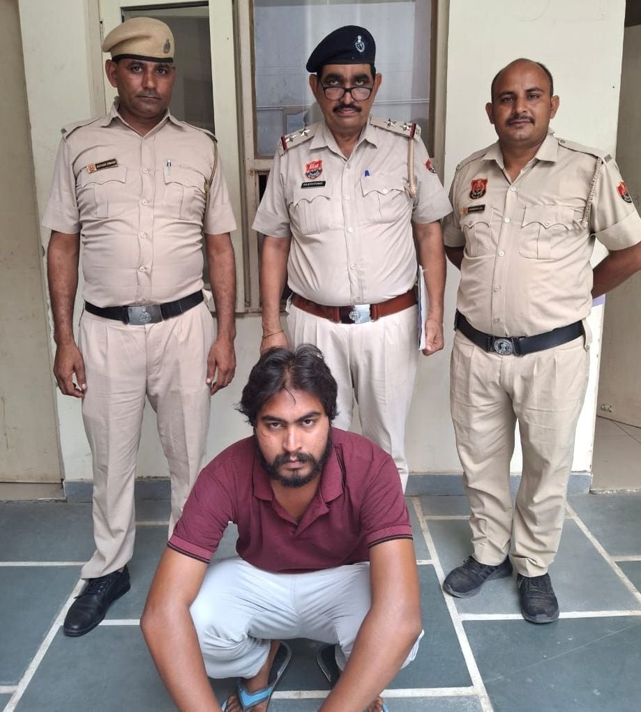 17जेएनडी29-पुलिस गिरफ्त में चोरी करने का आरोपी अभिषेक उर्फ शौकी। संवाद