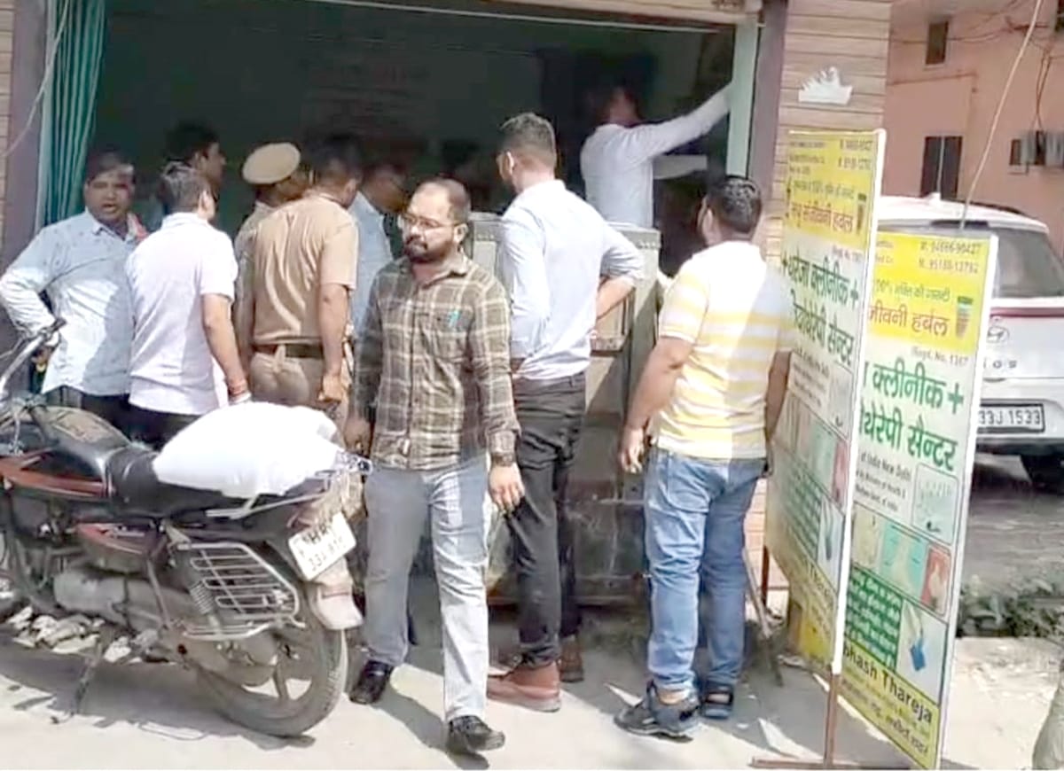 17जेएनडी31: क्लीनिक पर पहुंची स्वास्थ्य विभाग की टीम। संवाद 17जेएनडी31: क्लीनिक पर पहुंची स्वास्थ्य विभाग की टीम। संवाद