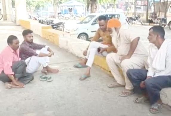 17जेएनडी41 : सफीदों के नागरिक अस्पताल में पहुंचे आसपास के लोग। संवाद 17जेएनडी41 : सफीदों के नागरिक अस्पताल में पहुंचे आसपास के लोग। संवाद